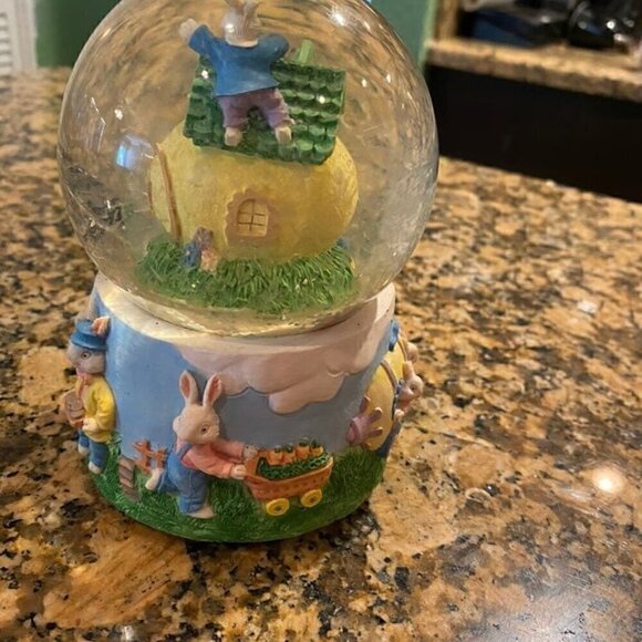 Bunny snow globe - Picture 4 of 4